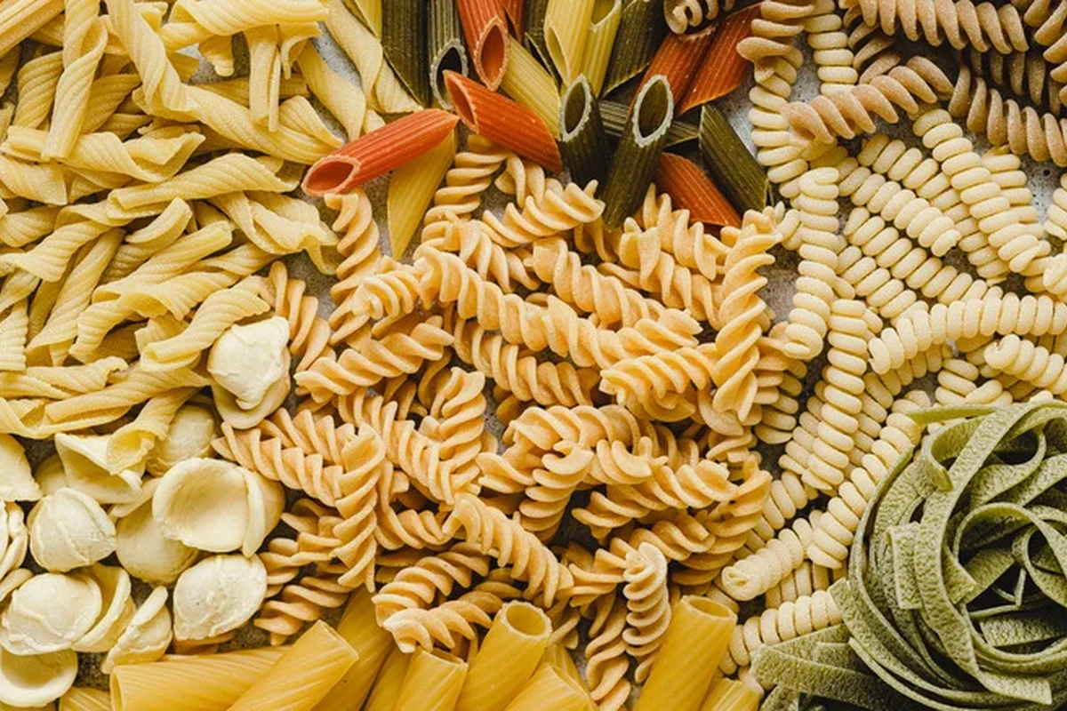 Illustration of pasta history with dry noodles, fresh dough, and Italian pasta shapes on a kitchen table