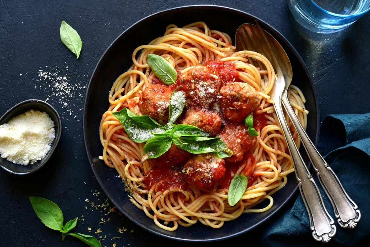 Illustration of pasta history with dry noodles, fresh dough, and Italian pasta shapes on a kitchen table