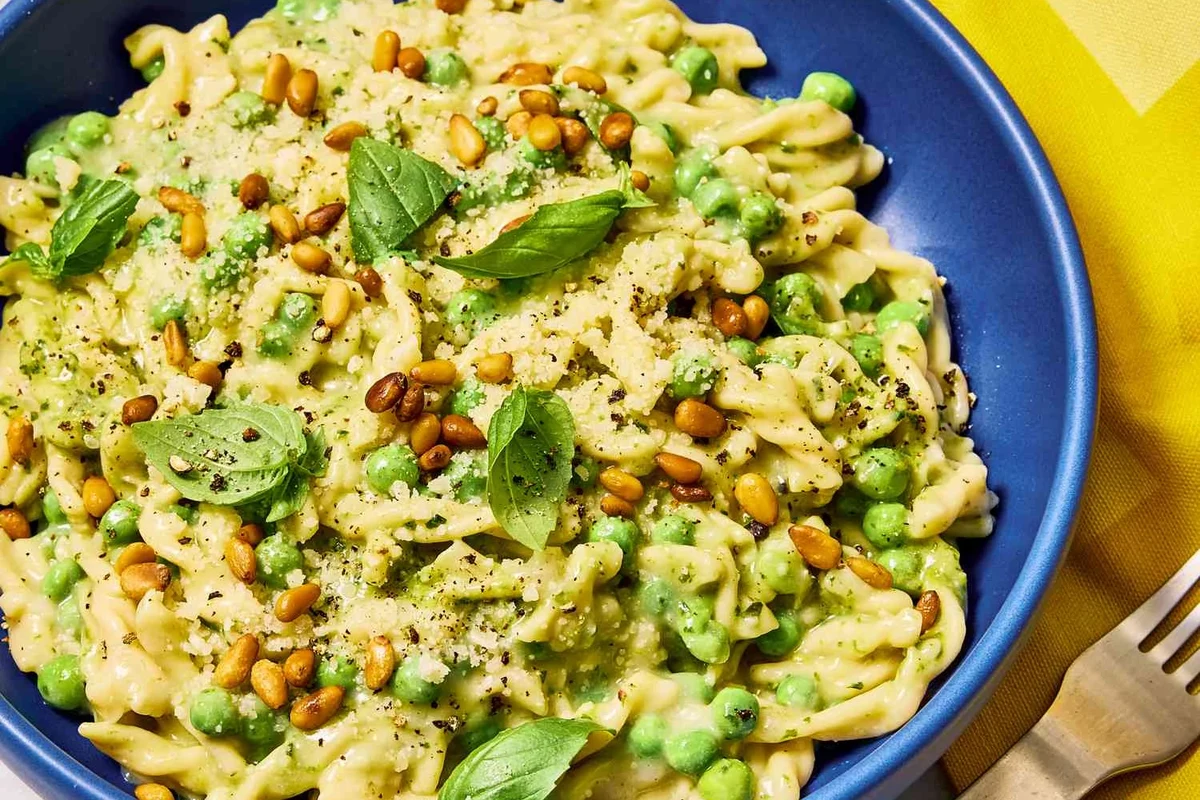 Bowl of pasta with vegetables and grilled chicken on a kitchen table for a diabetes-friendly meal